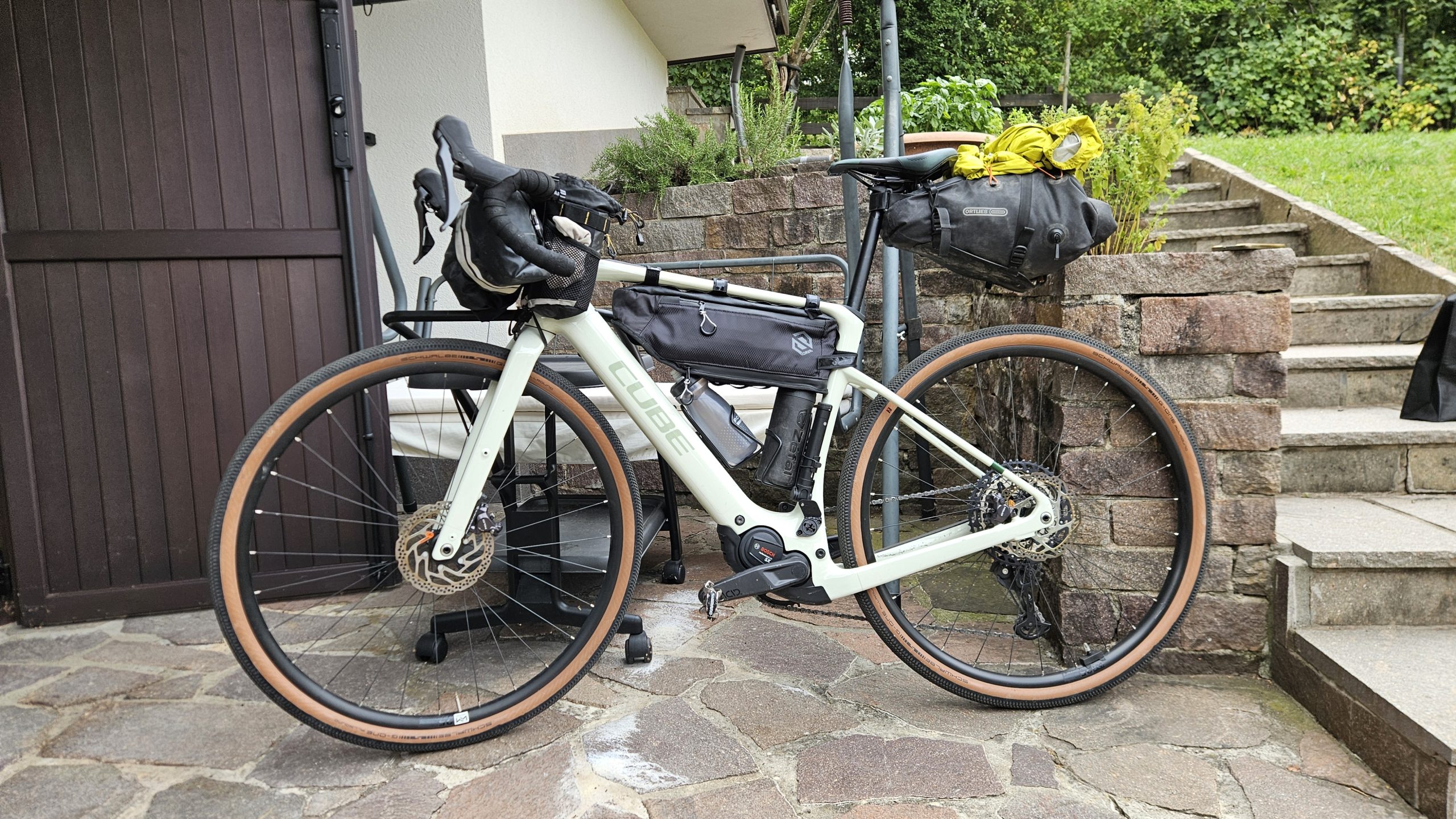 Cube Nuroad Hybrid predisposta per il Grand Tour in Italia